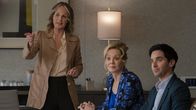 Hacks – Deborahs (Jean Smart, M.) Lebenstraum einer eigenen Late-Night-Show erfüllt sich. Sie setzt alles daran, die Show zum Erfolg zu führen mit Hilfe ihres Agenten Jimmy (Paul W. Downs) und Senderchefin Winnie Landell (Helen Hunt, l.)