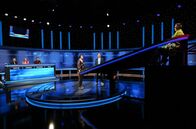 Gefragt - Gejagt – Moderator Alexander Bommes (M.r.) mit den Kandidat:innen: Silke Varossieau (M.l.), Dustin Beerhold (l.), Sabrina Rambach (2.v.l.) und Johannes Walter (3.v.l.), sowie der Jägerin Adriane Rickel (r.). SPERRVERMERK: Dieses Bild darf erst nach Ausstrahlung der Sendung veröffentlicht werden. Bitte eventuelle Programmänderungen beachten.