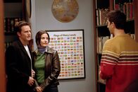 Friends – (v.l.n.r.) Chandler Bing ( Matthew Perry); Monica Geller (Courteney Cox); Ross Geller (David Schwimmer)