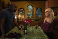 Lucifer – Amenadiel (D.B. Woodside) und Linda Martin (Rachael Harris)
