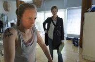 Tatort – Heather Miller (Lena Drieschner), Ordonnanzoffizierin bei der US-Army in Ramstein, will mit Johanna Stern (Lisa Bitter) nicht darüber reden, warum sie Patientin bei dem ermordeten Psychiater war.