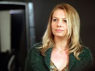 Der Winzerkönig – Claudia (Susanne Michel) beobachtet eifersüchtig Thomas und Petra.