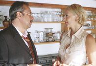 Der Job seines Lebens – Ministerpräsident Achimsen (Wolfgang Stumph, re.) und Gattin Heide (Katja Riemann) haben Eheprobleme.