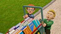 Feuerwehrmann Sam – Norman und James wollen so schnell wie möglich Nachschub für die Nachbarschafts-Bücherei liefern.