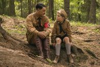 Jojo Rabbit – Adolf (Taika Waititi, l.); Jojo (Roman Griffin Davis, r.)
