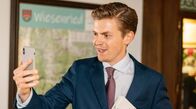 Zimmer mit Stall - Kuhhandel – Jungböck (Ferdinand Hofer) macht ein Selfie-Video für seine Social Media-Kanäle.