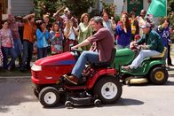 The Middle – Zusammen mit Brick hat Mike (Neil Flynn, M.) für das Rassenmäher-Rennen an der schnellst möglichen Maschine gearbeitet ...