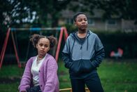 neoriginal: Generation Z – Die Erleichterung ist groß, nachdem Maisy (Ellie-Mae Siame) und Kofi (D'angelou Osei-Kissiedu) wieder aufgetaucht sind.