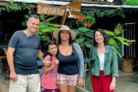 Hin und weg – Tom, Carlita und Angie mit Mona vor ihrem Hostel in Canoa
