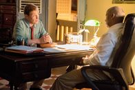 Death in Paradise – DI Jack Mooney (Ardal O'Hanlon,l) ist nicht in Allem mit dem Commissioner Selwyn Patterson (Don Warrington, r.) einverstanden.