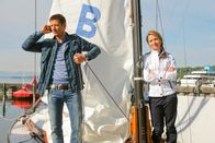 Die Rosenheim-Cops – Noch ahnen Kommissar Hansen (Igor Jeftic, l.) und Controllerin Ortmann (Diana Staehly, r.) nicht, dass ihre Teilnahme bei einer Segelregatta in Gefahr ist.