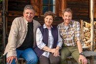 Der Bergdoktor – v.li.: Martin Gruber (Hans Sigl), Lisbeth Gruber (Monika Baumgartner), Hans Gruber (Heiko Ruprecht).