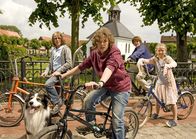 Fünf Freunde – Die fünf Freunde George (Valeria Eisenbart, M.), Julian (Quirin Oettl, 2.v.r.), Dick (Justus Schlingensiepen, 2.v.l.), Anne (Neele Marie Nickel, r.) und Hund Timmy (l.), verbringen zum ersten Mal ihre Ferien zusammen. Und schlittern schon gleich in ein aufregendes Abenteuer ...