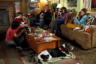 The Middle – Eigentlich wollte sich Brick (Atticus Shaffer, 2.v.l.) nur um einen Hund kümmern, doch dann kommen für Axl (Charlie McDermott, l.), Mike (Neil Flynn, 3.v.l.), Frankie (Patricia Heaton, 2.v.r.) und Sue (Eden Sher, r.) noch ein paar super-süße Welpen dazu ...