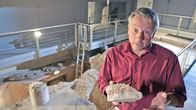 Rom am Rhein – Prof. Dr. Matthias Wemhoff mit einem Stück Opus Caementitium in den Ausgrabungsräumen unter der Dom-Information in Trier.