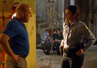 Under the Dome – Während Big Jim (Dean Norris, l.) und Linda (Natalie Martinez, r.) nach einem Ausweg suchen, wie sie überleben können, hat Junior Angie erneut in seiner Gewalt ...