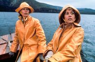 Julia – Julia (Vanessa Redgrave, li.) und Lillian (Jane Fonda, re.) unterwegs auf dem Segelboot: Die beiden sind Freundinnen seit Kindheitstagen.