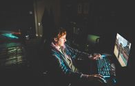 Dead Pixels – Nicky (Will Merrick) ist ganz und gar nicht mit der Besetzung des "Tanadaal" einverstanden.