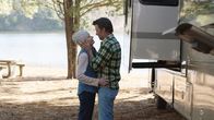 Vanished - Tage der Angst – Paul (Thomas Jane) und Wendy (Anne Heche) freuen sich über die Auszeit in der freien Natur.