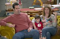Catastrophe – Sharon (Sharon Horgan) und Rob (Rob Delaney) mit Kind.