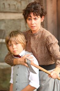 Murdoch Mysteries – Bobby (Gage Munroe, li.) wird von Evie (Michelle Monteith) gefangen gehalten.