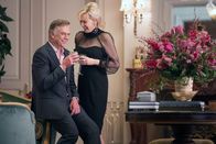 Hacks – Deborah (Jean Smart) und Marty (Christopher McDonald) sind die letzten Gäste auf DJs Geburtstagsfeier und genießen die Zweisamkeit.