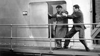 Feinde aus dem Nichts – Quatermass (Brian Donlevy, li.)
