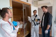 SOKO Stuttgart – Wer hat den Musikproduzenten Hardy Tomke (Markus Ertelt) ermordet? Rechtsmediziner Dr. Benedikt Förster (Florian Wünsche, l.) und KTU-Leiter Jan Arnaud (Mike Zaka Sommerfeldt, M.) rekapitulieren den Tathergang: Das stark alkoholisierte Opfer wurde mutwillig in die Sauna gesperrt und konnte sich nicht mehr befreien. Jetzt ist es an Kriminalhauptkommissar Jo Stoll (Peter Ketnath, r.) und den Stuttgarter Ermittlern, die Tatperson zu finden.