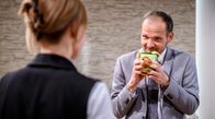 Sturm der Liebe – Als Katja (Isabell Stern, l.) Markus (Timo Ben Schöfer, r.) völlig verzweifelt von der Tansania-Reise abzuhalten versucht, setzt er sie unter Druck.; ARD STURM DER LIEBE FOLGE 4302 Uhr im ERSTEN. Als Katja (Isabell Stern, l.) Markus (Timo Ben Schöfer, r.) völlig verzweifelt von der Tansania-Reise abzuhalten versucht, setzt er sie unter Druck.
