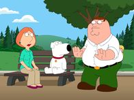 Family Guy – Verzweifelt auf der Suche nach Chris und Stewie, die sich im Wald verlaufen haben: Lois (l.), Brian (M.) und Peter (r.)