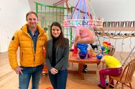 Tobis Städtetrip – Tobias Kämmerer mit Julia Bastian vor der Installation von Richard Jackson in der Schirn.