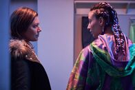 Lea - The Fighter – Lea (Madeleine Martin, r.) und Amanda (Jennie Silfverhjelm, l.) schließen einen Pakt und verbünden sich gegen Balthazsar.