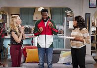 The Neighborhood – (v.l.n.r.) Gemma Johnson (Beth Behrs); Malcolm Butler (Sheaun McKinney); Tina Butler (Tichina Arnold)