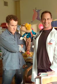 Scrubs - Die Anfänger – Dr. Cox (John C. McGinley, l.) und Jordan haben Probleme, den richtigen Arzt für ihr Kind zu finden - bis sie Dr. Norris (Christopher Meloni, r.) treffen ...