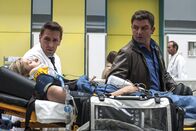Der Bergdoktor – Luisa Fischer (Friederike Linke) wird von Martin Gruber (Hans Sigl, r.) als Notfall an Dr. Alexander Kahnweiler (Mark Keller, l.) übergeben.