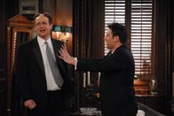 How I Met Your Mother – Lilys Kusine hat Marshall (Jason Segel, l.) zu einer neuen Frisur überredet. Als er jedoch das Ergebnis sieht, ist er total geschockt - und greift zum Rasierer. Ted (Josh Radnor, r.) kann ihn gerade noch rechtzeitig vor der Glatze retten ...