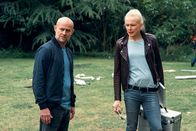 Jenseits der Spree – Am Tatort, auf einer vermüllten Wiese, treffen sich der Hauptkommissar und die Rechtsmedizinerin: Jürgen Vogel als Robert Heffler, Anne Müller als Veronika Schäfer