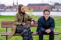 Der Staatsanwalt – Die Tochter von Eva Lemke (Linda Pöppel, l.) und Jenny Lemke (Sevda Polat, r.) ist bei einem Autounfall ums Leben gekommen, in den die ermordete Sofia Nikova verwickelt war.