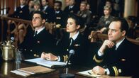 Eine Frage der Ehre – Lt. Daniel Kaffee (Tom Cruise, l.), Lt. Cdr. Joanne Galloway (Demi Moore, M.) und Lt. Sam Weinberg (Kevin Pollak, r.) verteidigen den Angeklagten Dawson.