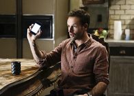 Elementary – Ein Universitätsprofessor wurde ermordet aufgefunden. Sherlock Holmes (Jonny Lee Miller) macht sich auf die Suche nach dem Mörder ...