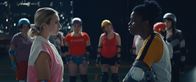 Derby Girl – Lola Bouvier (Chloé Jouannet, l.) möchte im nächsten Spiel in zwei Wochen als Jammerin mitspielen. Davon ist Kapitänin Acid Cyprine (Jisca Kalvanda, r.) überhaupt nicht begeistert. Es kommt zwischen den beiden vor der gesamten Mannschaft zum Streit.
