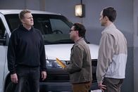 The Big Bang Theory – Schwedische Wissenschaftler versuchen, Leonard (Johnny Galecki, M.) und Sheldons (Jim Parsons, r.) Theorie zu klauen. Um das zu verhindern, müssen sich die beiden Freunde mit Kenny (Michael Rappaport, l.), einem Händler auf dem Schwarzmarkt, treffen. Das wird für Sheldon zum moralischen Konflikt ...