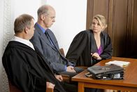 Danni Lowinski – Mit großem Einsatz versucht Danni (Annette Frier, r.) ihrem Mandanten Jochen Happe (Gottfried Vollmer, M.) zu helfen. Doch werden sie vor Gericht Erfolg haben?