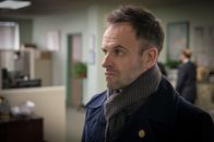 Elementary – Plötzlich selbst unter Verdacht: Holmes (Jonny Lee Miller) soll in der Hochphase seines Drogenkonsums eine Frau ermordet haben ...
