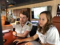 Verrückt nach Meer – Offizier Josh Whitrow und Nautik-Praktikantin Lara Habedank müssen die schnellste Route nach Europa planen.