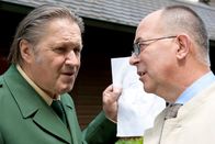 Hubert und Staller – Revierleiter Reimund Girwidz (Michael Brandner, links) mit Bankdirektor Wimmer (Alexander Duda).