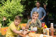 Volltreffer – Nach und nach können sich sogar Theo (Jamie-Dean Schmelzer, r.) und Max (Jonas Oeßel, l.) mit dem Gedanken anfreunden, eine "neue" Mutter zu haben ...