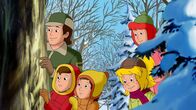 Bibi und Tina – Bibi (2.v.r.), Tina (r.), Förster Buchfink (l.), Ronja (2.v.r.) und Luzie (M.) beobachten die Tiere im Wald.