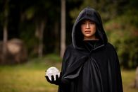 Club der magischen Dinge – Kyra (Kimie Tsukakoshi) hat eine Vision: Sie sieht sich selbst mit schwarzem Umhang und dem magischen Orb in der Hand.