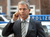 Elvis und der Kommissar – Seibold (Florian Fitz) entzieht Behringer den Fall wegen Befangenheit.